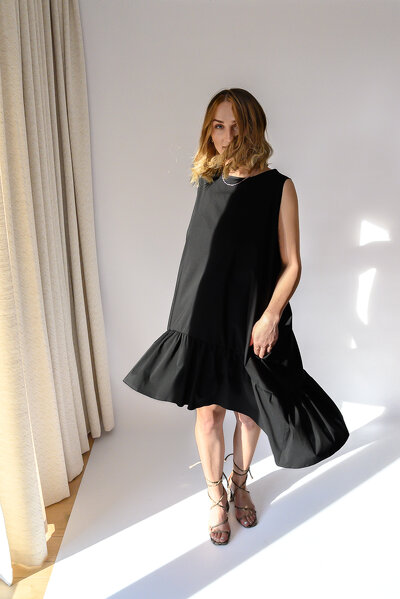 Czarna letnia sukienka z falbanką o długości midi