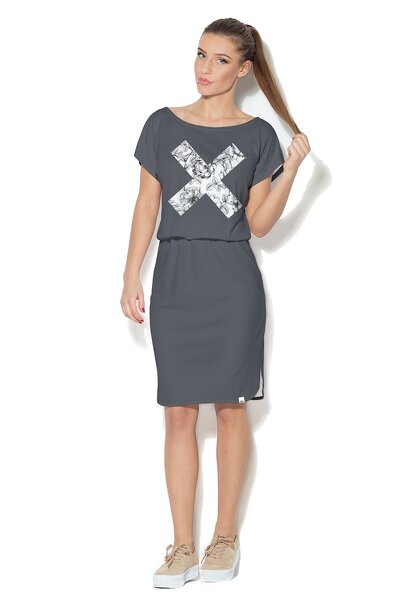 Czarna sukienka z ozdobą na dekolcie