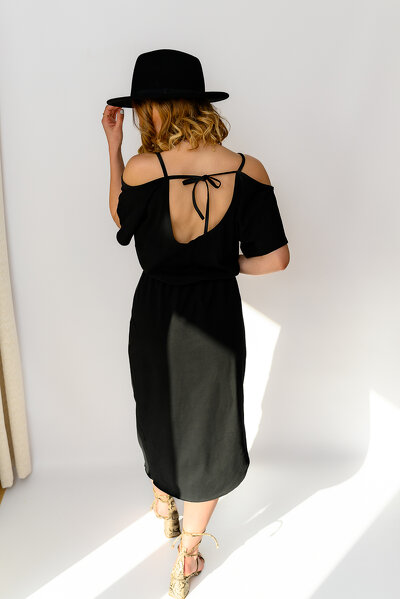 Czarna letnia sukienka z rozcięciem po jednej stronie