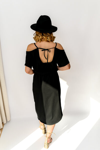 Czarna letnia sukienka z rozcięciem po jednej stronie