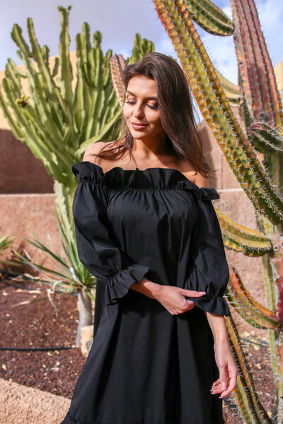 Czarna luźna sukienka maxi z gumką przy dekolcie