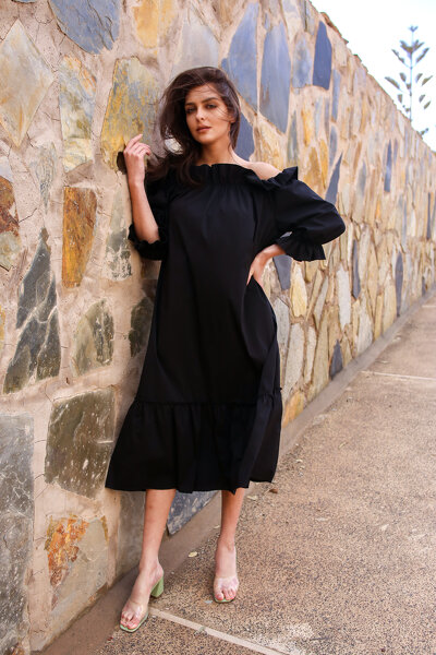 Czarna luźna sukienka maxi z gumką przy dekolcie