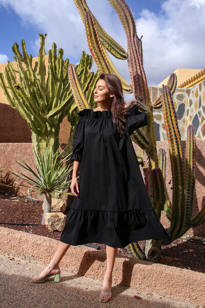 Czarna luźna sukienka maxi z gumką przy dekolcie