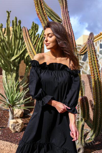 Czarna luźna sukienka maxi z gumką przy dekolcie