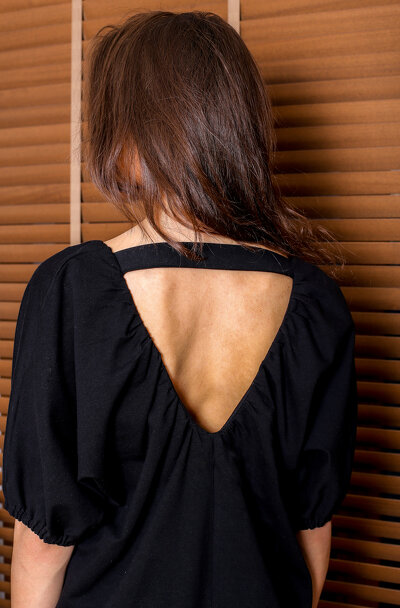 Czarna luźna sukienka mini z dekoltem do szpica