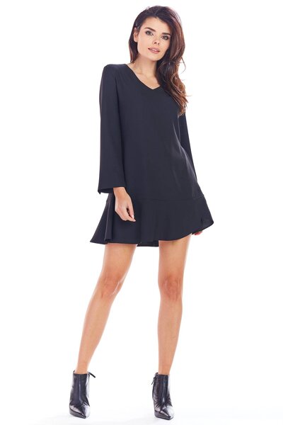 Czarna luźna sukienka mini zakończona falbanką