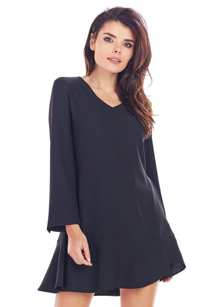 Czarna luźna sukienka mini zakończona falbanką