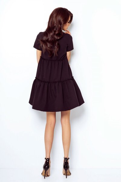 Czarna luźna sukienka mini złożona z szerokich falban