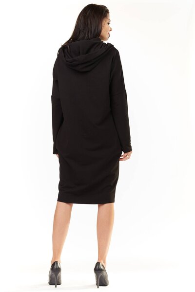 Czarna luźna sukienka o fasonie tuby