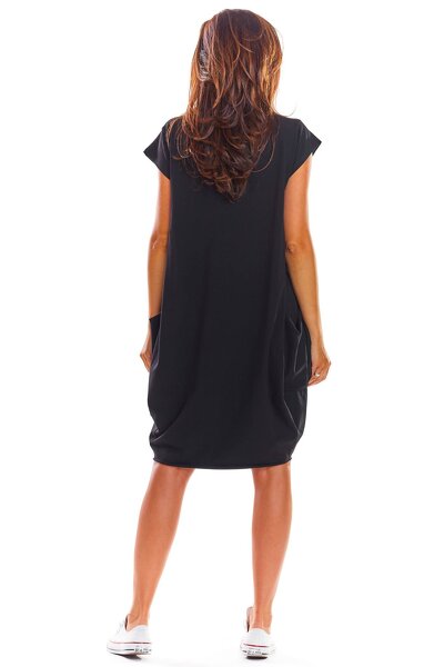 Czarna luźna sukienka z dużymi kieszeniami