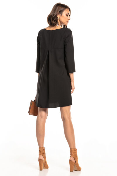 Czarna luźna sukienka z kontrafałdą na plechach i dekoltem serek