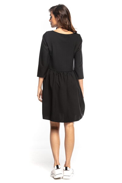 Czarna luźna sukienka z ozdobnym marszczeniem