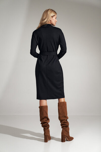 Czarna prosta sukienka midi z golfem