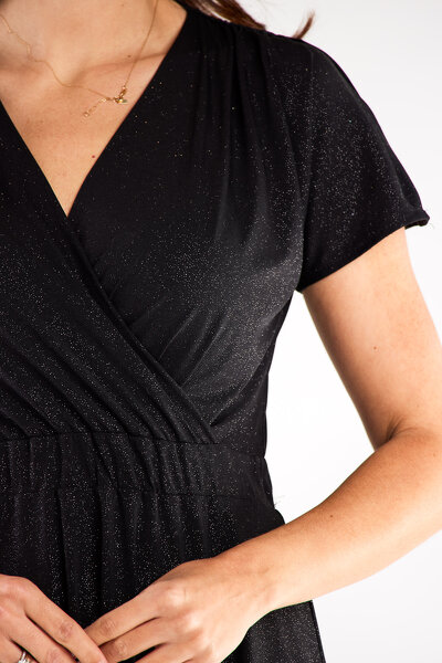 Czarna rozkloszowana sukienka mini z kopertowym dekoltem