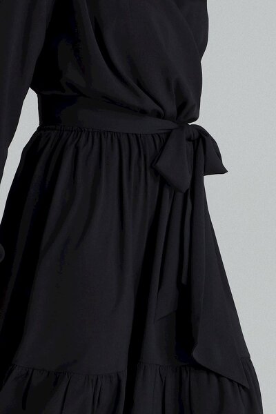 Czarna rozkloszowana sukienka z falbaną
