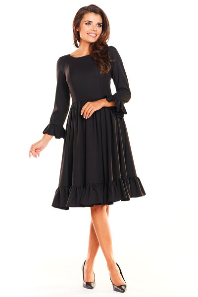 Czarna rozkloszowana sukienka odcinana w pasie