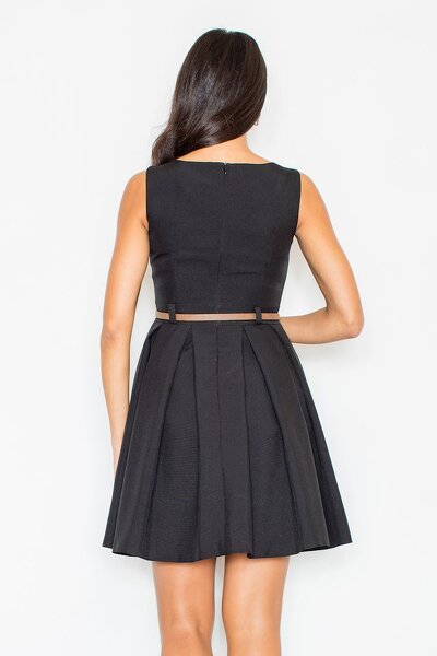 Czarna sukienka z paskiem