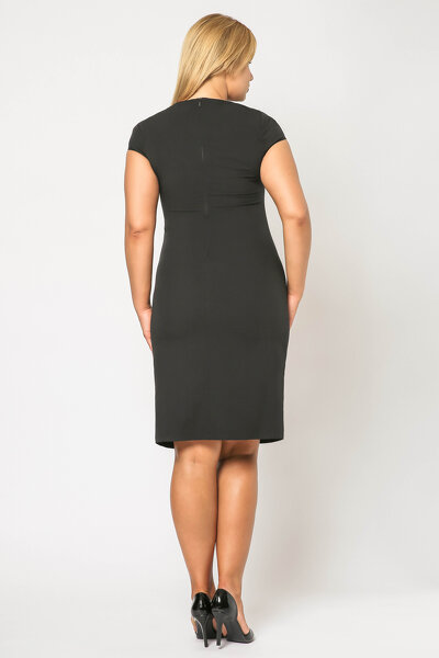 Czarna sukienka z marszczoną kryzą przy dekolcie