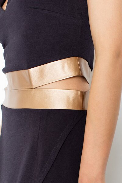 Sukienka na ramiączkach ze złotym pasem w czarnym kolorze