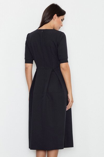 Sukienka midi z kontrafaładami w czarnym kolorze