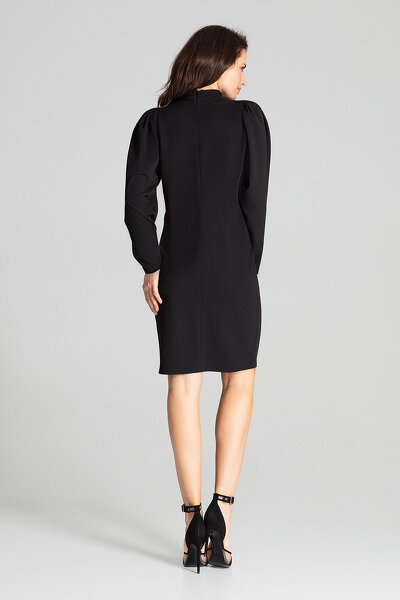 Czarna sukienka z golfem i bufiastymi rękawami