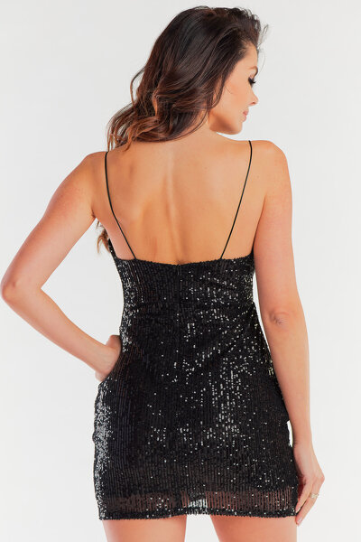 Czarna sukienka mini na cienkich ramiączkach