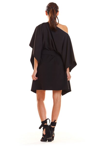 Czarna sukienka mini o fasonie asymetrycznym i oversize