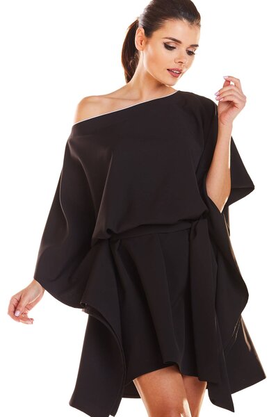 Czarna sukienka mini o fasonie asymetrycznym i oversize