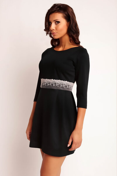Czarna sukienka mini odcinana w talii koronką