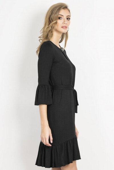 Czarna sukienka mini ozdobiona falbankami