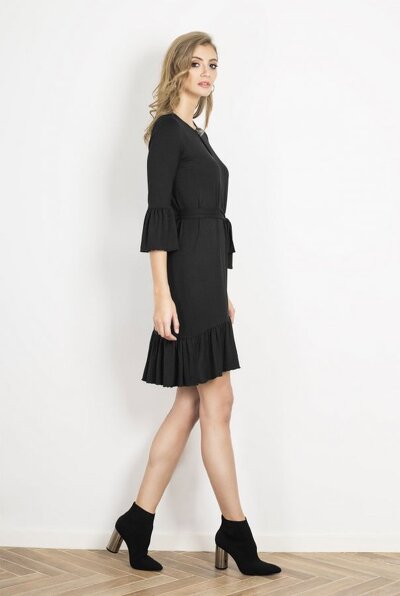 Czarna sukienka mini ozdobiona falbankami