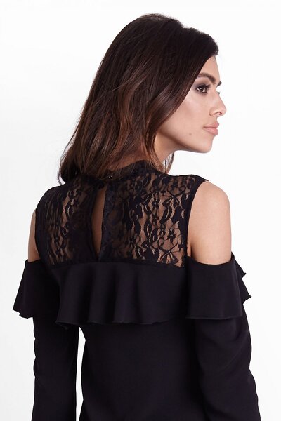 Czarna sukienka mini ozdobiona z falbankami i koronką