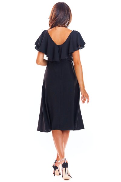 Czarna sukienka o długości midi z falbanką na dekolcie