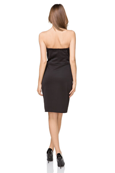 Czarna sukienka o fasonie ołówkowym z gorsetem