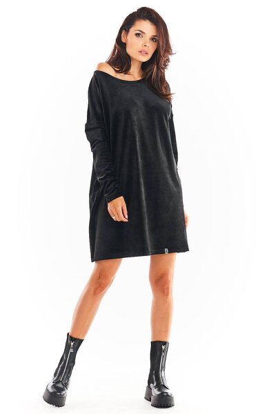 Czarna sukienka o luźnym fasonie wykonana z weluru