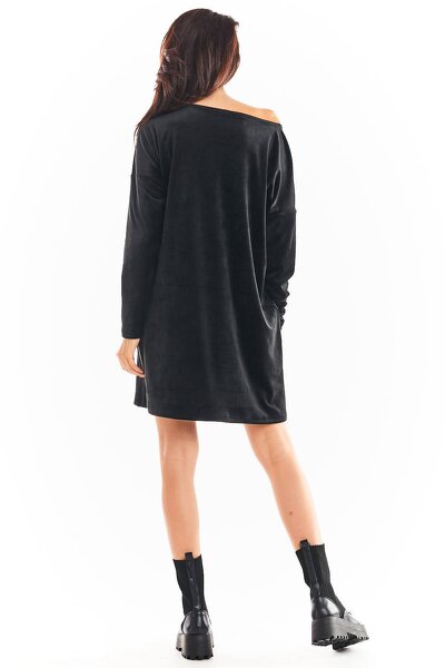 Czarna sukienka o luźnym fasonie wykonana z weluru