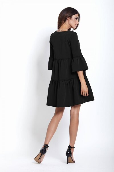 Czarna sukienka o luźnym fasonie z szerokim falbanami