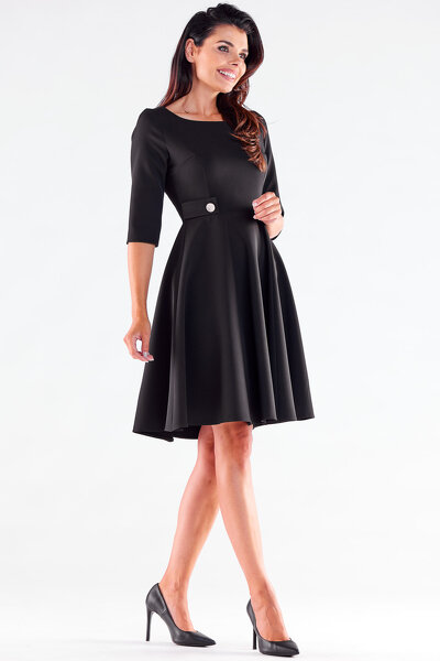 Czarna sukienka o rozkloszowanym fasonie z krótkim rękawem