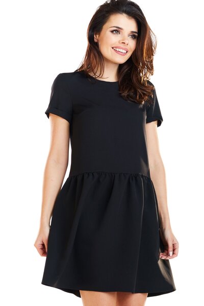 Czarna sukienka odcinana w pasie o długości mini