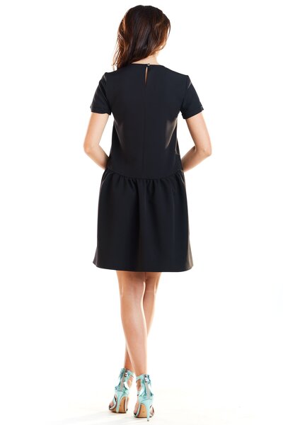 Czarna sukienka odcinana w pasie o długości mini