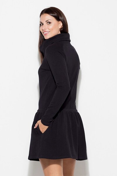 Czarna sukienka z golfem