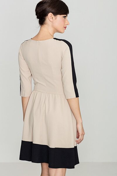 Rozkloszowana sukienka z czarnym wstawkami