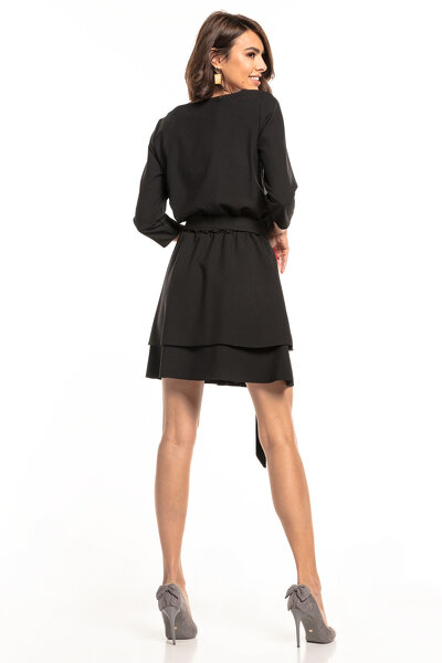 Czarna sukienka ściągnięta w pasie z podwójną spódnicą