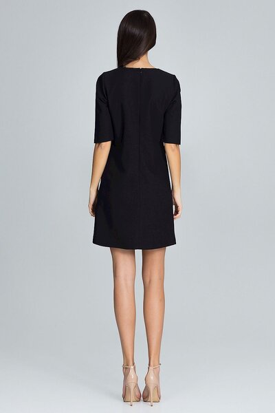 Trapezowa sukienka ozdobiona falbankami w czarnym kolorze