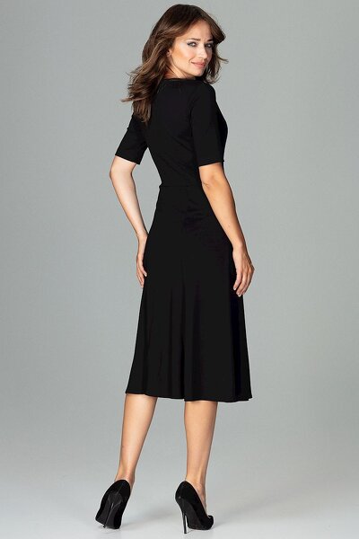 Wizytowa sukienka z dekoltem w czarnym kolorze