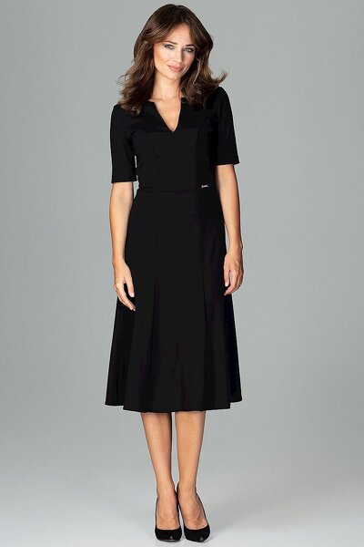 Wizytowa sukienka z dekoltem w czarnym kolorze