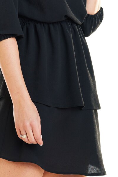 Czarna sukienka z asymetrycznymi falbanami