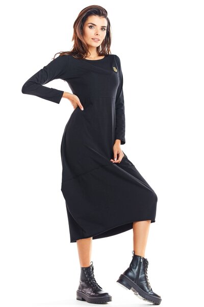 Czarna sukienka z długim rękawem i rozszerzanym dołem