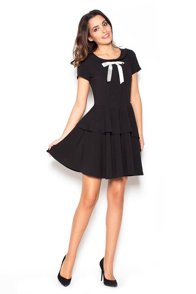 Czarna sukienka z dwuwarstwowym dołem