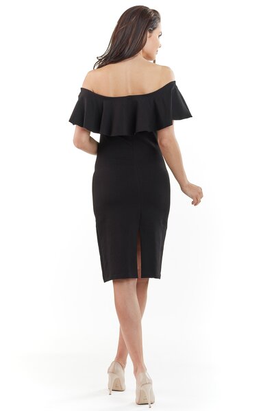 Czarna sukienka z falbaną przy dekolcie